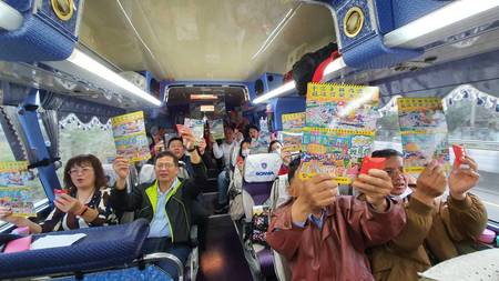 遊覽車繫安全帶宣導